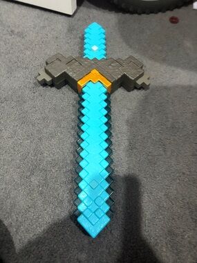 Minecraft Click and Switch sword and pick axe